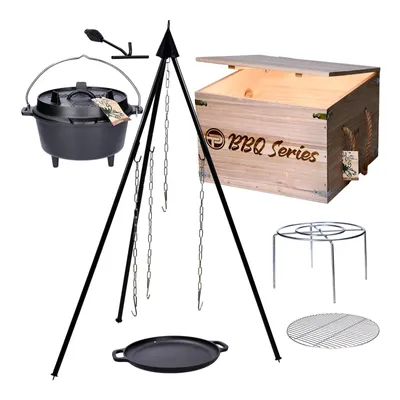 Produktbild von Premium 7‑tlg. BBQ Dutch Oven Tripod-Set 7,5 l – Gusseisen-Feuertopf inkl. Deckelheber, Dreibein, Pfanne & Grillrost in Holzkiste - ideal als Geschenk