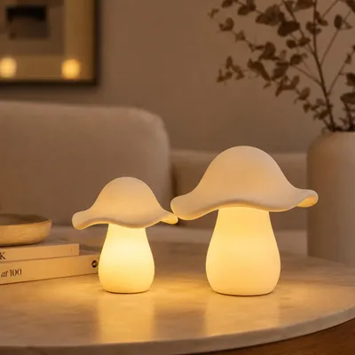 Produktbild von LED Porzellan Steinpilz Weiß Groß Herbstdeko Dekofigur warmweiß 6H Timer stilvolle Pilzfigur für Wohnambiente Zuhause