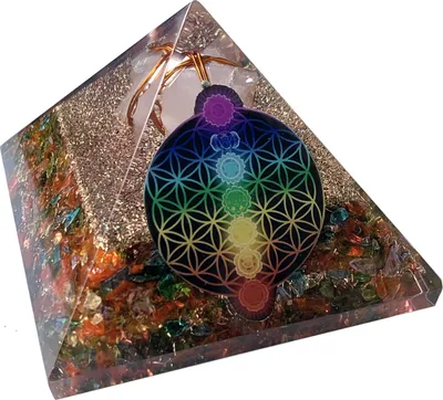 Produktbild von CHONIT Orgonit Pyramide, Chakra-Mix gold mit Symbol Blume des Lebens, EMF-Schutz gegen Strahlung, klein mit Bergkristall als Deko für zu Hause
