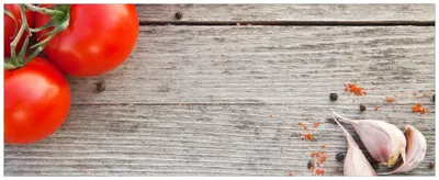 Produktbild von Wallario Premium Glasbild, freischwebende Optik, kräftige Farben, Größe 80 x 32 cm Motiv Tomaten und Gewürze auf altem Holztisch