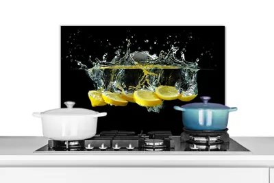 Obrázok produktu pre KitchenYeah® Splashback kitchen - Kuchynský splashback - Ochrana steny sporáka a drezu - Citrón - Ovocie - Žltá - Zátišie - Voda 70x50 - Alu-Dibond (alternatíva skleneného splashbacku) - Tepelne odolný