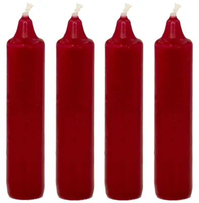 Vier rote Stabkerzen stehen nebeneinander und präsentieren sich in einem kräftigen Rotton wobei jede Kerze mit einem Docht versehen ist und die glatte Oberfläche der Kerzen einen eleganten und schlichten Eindruck vermittelt