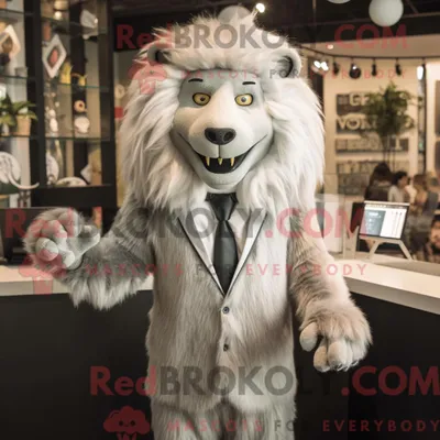 Productafbeelding van Mascottefiguur REDBROKOLY van een zilveren leeuw gekleed met een pak en dasspelden