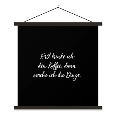 Produktbild von MuchoWow® Textilposter Zitate - Kaffee - Erst trinke ich den Kaffee, dann mache ich die Dinge - Sprichwörter 60x60 cm mit schwarzem Rahmen - Posteraufhänger