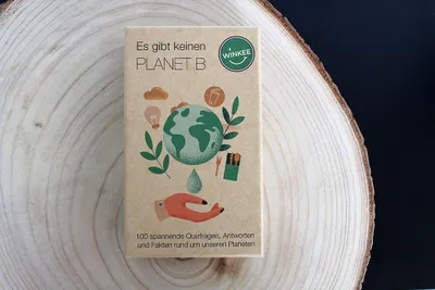 Produktbild von Winkee - Es gibt keinen Planet B Quiz | Ultimatives Quiz-Spiel über unser Konsumverhalten | 100 spannende Quizfragen | 100% Plastikfrei - Hergestellt aus recyceltem Material