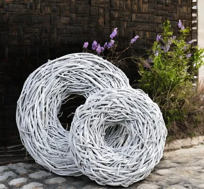 Produktbild von Rustikaler Lianen-Kranz in weiß 65 cm – Handgefertigte Outdoor-Deko