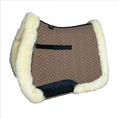 Produktbild von Engel Reitsport Lammfell Schabracke SCHABRA3 Fellrand rundherum Fell unten komplett Camel Med./Natur VSS (Vielseitigkeit/Springen)