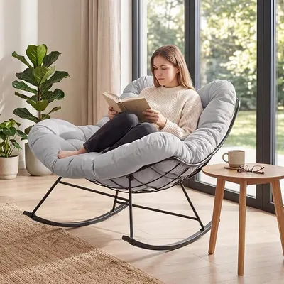 Imagen del producto de Silla mecedora con cojín grueso y estructura de metal, ideal para zonas de piscina, jardín y patios, con una capacidad máxima de 205 kg (gris claro)