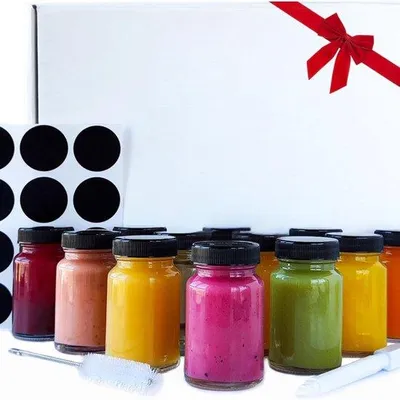 Produktbild von Famanu Set von 12 Glasfläschchen 60 ml mit Rezeptbuch, Etiketten und Stift – Transparent