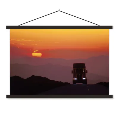 Produktbild von MuchoWow® Textilposter Sonnenuntergang hinter dem Lastwagen 60x40 cm mit schwarzem Rahmen - Hölzernes