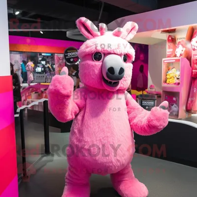 Produktbild von Rosa REDBROKOLY Lama Maskottchen Kostüm figur bekleidet mit einem Playsuit und Schlüsselanhängern