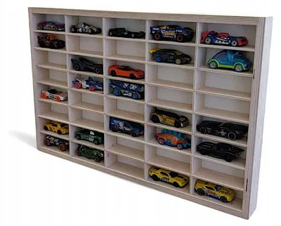 Modellauto-Regal für 40 Autos 1:64 – Wandregal & Setzkasten für Spielzeugautos, Birken-Sperrholz – mit Modellautos an der Wand