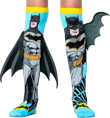 „Kniestrümpfe mit Batman-Motiv und 3D-Flügeln an den Seiten, getragen an Kinderbeinen vor hellblauem Hintergrund.“