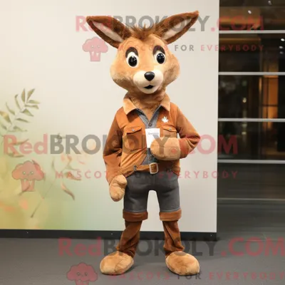 Produktbild von Maskottchen REDBROKOLY eines braunen Rehs in Jeans und Manschettenknöpfen