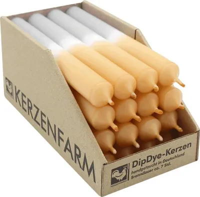 Produktbild von DIP DYE Stabkerzen aus Paraffin, 180/22 mm, Karamell-Grau, KERZENFARM HAHN, Brenndauer ca. 7h, 16 Stück pro Verpackung