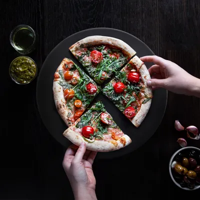 Produktbild von Navaris Cordierit Pizzastein XL für Backofen Grill - Ø30,5cm Pizza Stein Ofen Flammkuchen - Gasgrill Holz-Kohle Herd Teller - glasiert inkl.