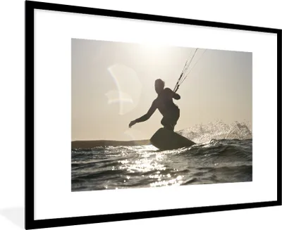 Produktbild von MuchoWow® Gerahmtes Poster Kitesurfender Mann 90x60 cm - Poster mit Schwarzem Bilderrahmen Wandposter Rahmen Foto Bilder - Wanddekoration - Fotos