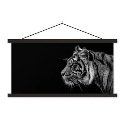 Produktbild von MuchoWow® Textilposter Tiger auf schwarzem Hintergrund in schwarz und weiß 90x45 cm mit schwarzem Rahmen - Klemmleisten