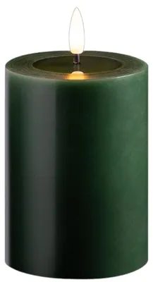 Productafbeelding van Kleine LED-kaars in stompvorm, groen, met timer, 7,5 cm diameter, 10 cm hoogte. Echte waslook, ON/OFF-timer (6 uur), vereist 2 AA-batterijen. LED-kaars met flikkereffect, vlamloze stompkaars. Smalle en kleine LED-kaars