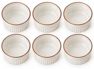 Imagen del producto de Benza, set de 6 moldes para crème brûlée, capacidad de 290 ml cada uno. Moldes de porcelana aptos para horno, con un diámetro de 11 cm y una altura de 5 cm. Color blanco mate con borde marrón