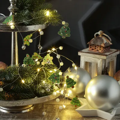 LED Drahtlichterkette Tannenbaum - mit Glöckchen - 20 warmweiße LED - L: 1,9m - Timer - grün, weiß