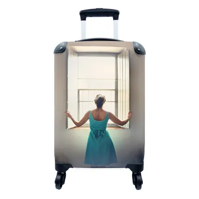 Produktbild von MuchoWow® Koffer Handgepäck Trolley Rollkoffer Kleine Reisekoffer mit 4 Rollen - Frau öffnet Fenster - Cabin Size < 55x40x23 cm & 55x40x20 cm - Fotokoffer - Kabinenkoffer - Boardgepäck - Reise-Box - Reisekoffer - Reisegepäck - Koffer mit Bild - Trolley für Kinder