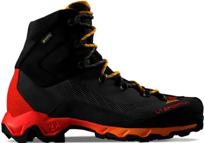 Schwarzer La Sportiva Aequilibrium Trek GTX Schuh mit rotem und orangefarbenem Profil und gelb-schwarzen Schnürsenkeln