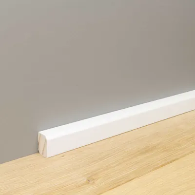 Produktbild von 48 m Trevendo® Sockelleiste massiv gefast weiß lackiert 16 x 20 x 2400 mm