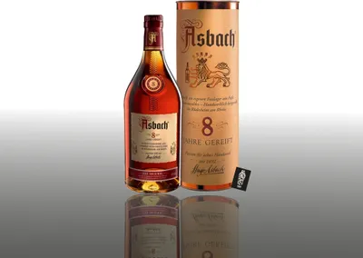 Produktbild von Asbach 8 Jahre gereift 0,7L 40% Vol. Mit Geschenkverpackung- [Enthält Sulfite]