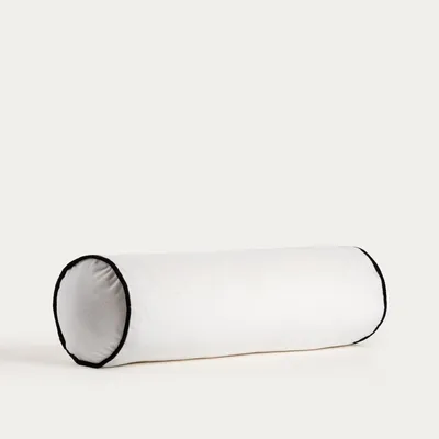 Zdjęcie produktu dla HOMLA Poduszka FINA z bawełnianego aksamitu biała z czarną lamówką, w kształcie walca 20x60cm