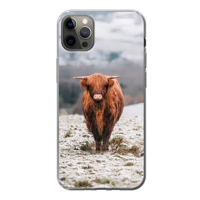 Produktbild von MuchoWow® Handyhülle Schutzhülle Hülle für iPhone 13 Pro Max Schottischer Highlander - Schnee - Berg Silikon Softcase Handy Hülle - Mobiltelefon