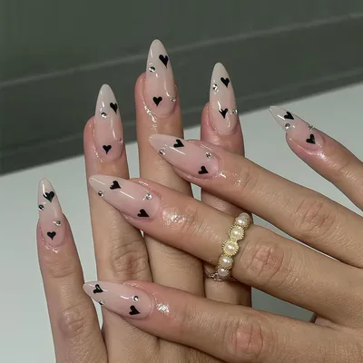 Produktbild von Künstliche Fingernägel zum Aufkleben, Nude Almond mit schwarzen Herz Strasssteinen, 24 Stück