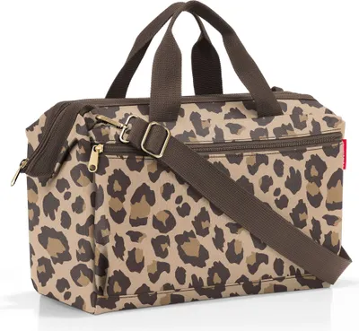 Produktbild von reisenthel Reisetasche allrounder S pocket, leo macchiato, 39x16.5x26 cm, 11 L, 0.98 kg, recyceltes Polyester, wasserabweisend. Reißverschluss mit Metallbügeln, abnehmbarer & verstellbarer Schultergurt, Trolley-Aufsteckfunktion, leicht gepolstert, fester Boden. 1 RV-Fach außen, 1 RV-Fach innen, 3 Steckfächer innen. DIN A4-kompatibel, ideal für Alltag, Reisen & Büro.