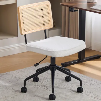 Imagen del producto de Silla de oficina de chenilla sin reposabrazos, con respaldo de diseño que imita el ratán y ruedas, color marfil