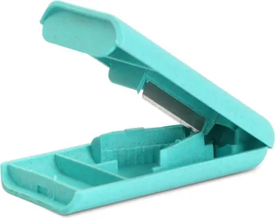 Image de Diviseur de pilules portable avec compartiment de rangement et lames tranchantes