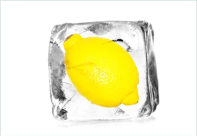 Produktbild von Wallario Fototapete Vliestapete, seidenmatte Oberfläche, einfache Verarbeitung, Größe 200 x 140 cm, Motiv Zitrone in Eiswürfel - Eiskaltes Obst