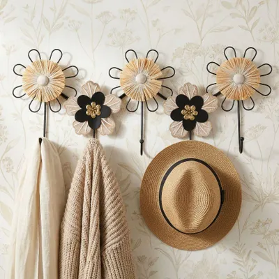 Immagine prodotto di Gancio a forma di fiore, materiale: rafia, ferro, MDF; dimensioni: 61x5,5x30,5 cm; colore: nero e marrone; design: Mauro Ferretti