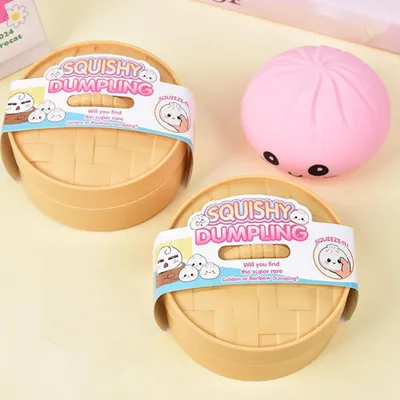 Produktbild von Dumpling Squishy Mystery mit Dampfgarer-Box, 9,5cm Durchmesser, Anti Stress Spielzeug zum Quetschen, weiches Squeeze Toy, zufällige Variante
