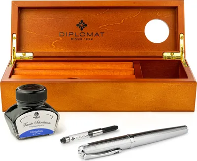 Immagine prodotto di Set di penne stilografiche Diplomat Excellence A2 in cromo guilloché con inchiostro da scrittura e astuccio in legno, misura M