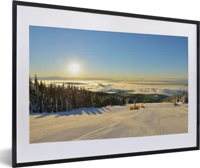 Produktbild von MuchoWow® MuchoWow® Gerahmtes Poster Skiberg am Grouse Mountain mit Nebel über der kanadischen Stadt Vancouver 60x40 cm - Poster mit zchwarzem Bilderrahmen - Schlafzimmer - Plakat in Rahmen - Drucken