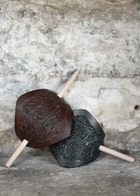 Produktbild von Kleine Haarspange aus Leder mit keltischem Motiv & Holzstift Braun