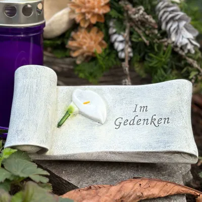Produktbild von eberin · Gedenkrolle · Deko-Gedenkrolle · Grabdeko Steinrolle · Grab Rolle Calla mit Spruch "Im Gedenken"