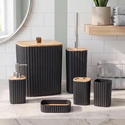Productafbeelding van UnboxG 6-delig badkameraccessoireset, zwart geribbeld met bamboe deksel, bestaande uit: zeepdispenser, tandenborstelhouders, toiletborstel, afvalbak, zeepbakje en opbergbeker