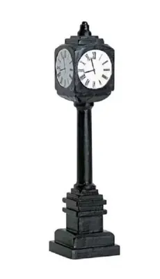 Dieses Bild zeigt eine detailgetreue Nachbildung einer historischen Straßenlaterne mit einer Uhr.