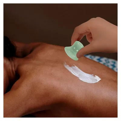 Produktbild von Gesichtsmassagegerät in Pilzform aus grünem Jade mit Schabefunktion zur Förderung der Durchblutung und Triggerpunktbehandlung