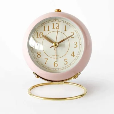 Produktbild von 1 Geräuschloser Wecker in Rosa mit Quarzwerk, Kunststoffgehäuse und sanftem LED-Nachtlicht. Dieser batteriebetriebene Retro-Wecker überzeugt durch lautloses Laufwerk, intuitives Bedienkonzept und stilvolles Globus-Design. Ideal für Schlafzimmer, Gästezimmer oder Büro – besonders geeignet für empfindliche Schläfer, Paare oder Homeoffice-Nutzer. Dank kompakter Abmessungen (ca. 12 cm Durchmesser, 6 cm Höhe) findet er problemlos Platz auf jedem Nachttisch. Die einfache Knopfbedienung ermöglicht schnelles Einste