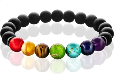 Produktbild von FABACH Chakra Perlenarmband mit den Perlen Aller Sieben Chakren und Onyx-Naturstein (schwarz) - Yoga Armband aus Heilsteinen - Energiearmband für Damen und Herren