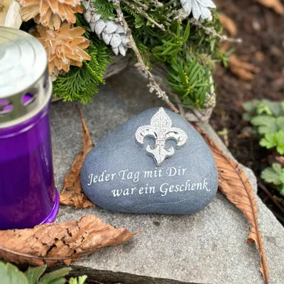 Produktbild von eberin · Urnengrab Gedenkstein mit Motiv "Lilie" und Spruch "Jeder Tag mit Dir war ein Geschenk" · Anthrazit
