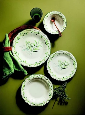Obrázok produktu pre Hermia Concept, kvalitná 24-dielna jedálenská súprava zo 100 % porcelánu, biela a zelená | 6 servírovacích tanierov (26 x 26 cm), 6 tanierov (22 x 22 cm), 6 dezertných tanierov (21 x 21 cm), 6 misiek (16 x 16 cm) | Vhodné do umývačky riadu a mikrovlnnej rúry.