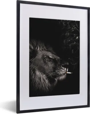 Produktbild von MuchoWow® MuchoWow® Gerahmtes Poster Löwe - Zigarette - Schwarz - Weiß 30x40 cm - Poster mit zchwarzem Bilderrahmen - Wandposter Schlafzimmer
